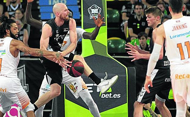 Schreiner saca una falta al baskonista Henry en el derbi que se llevaron los hombres de negro.