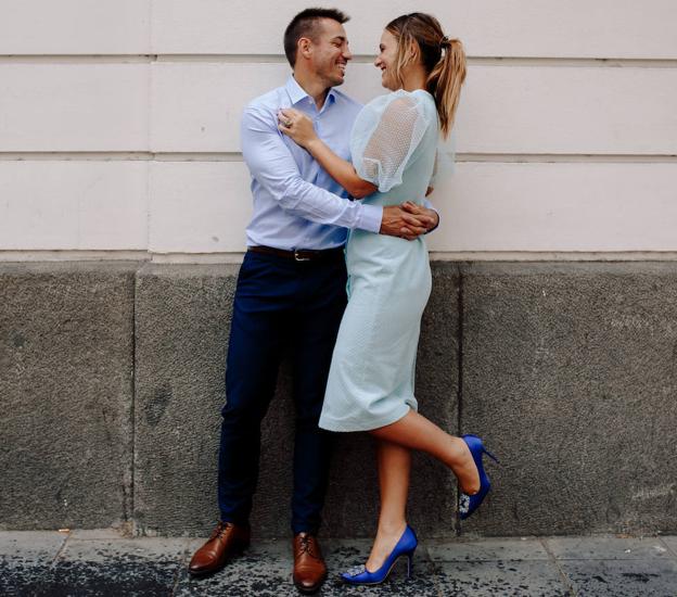 Rubén y Bea se miran sonrientes el día que se casaron por lo civil.