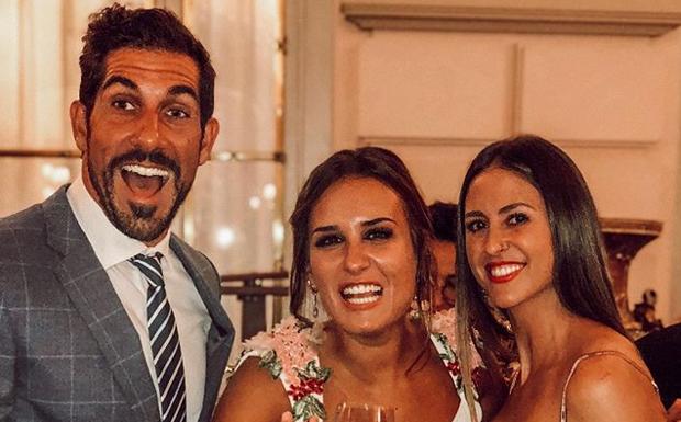 Imagen principal - Gorka Iraizoz y su mujer, Carmen Esperanza, buena amiga de la novia, estuvieron invitados a la boda.