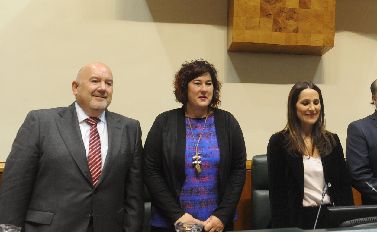 Eba Blanco, entre Iñigo Iturrate y Bakartxo Tejeria, en el Parlamento vasco. 