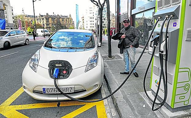 Un vehículo eléctrico repostando en un punto de recarga de Iberdrola en el centro de Bilbao.