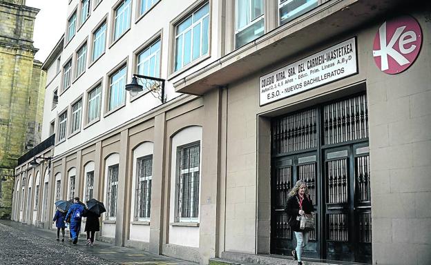 La entrada al colegio nuestra Señora del Carmen de Portugalete, con el símbolo de Kristau Eskola en la puerta. 