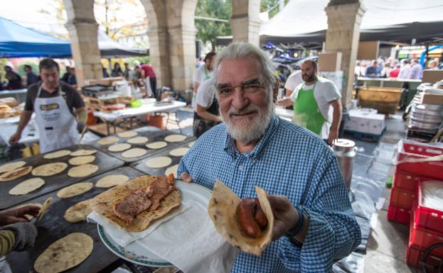 Marino Montero sostiene un par de talos, lo más vendido en todas las ferias. 