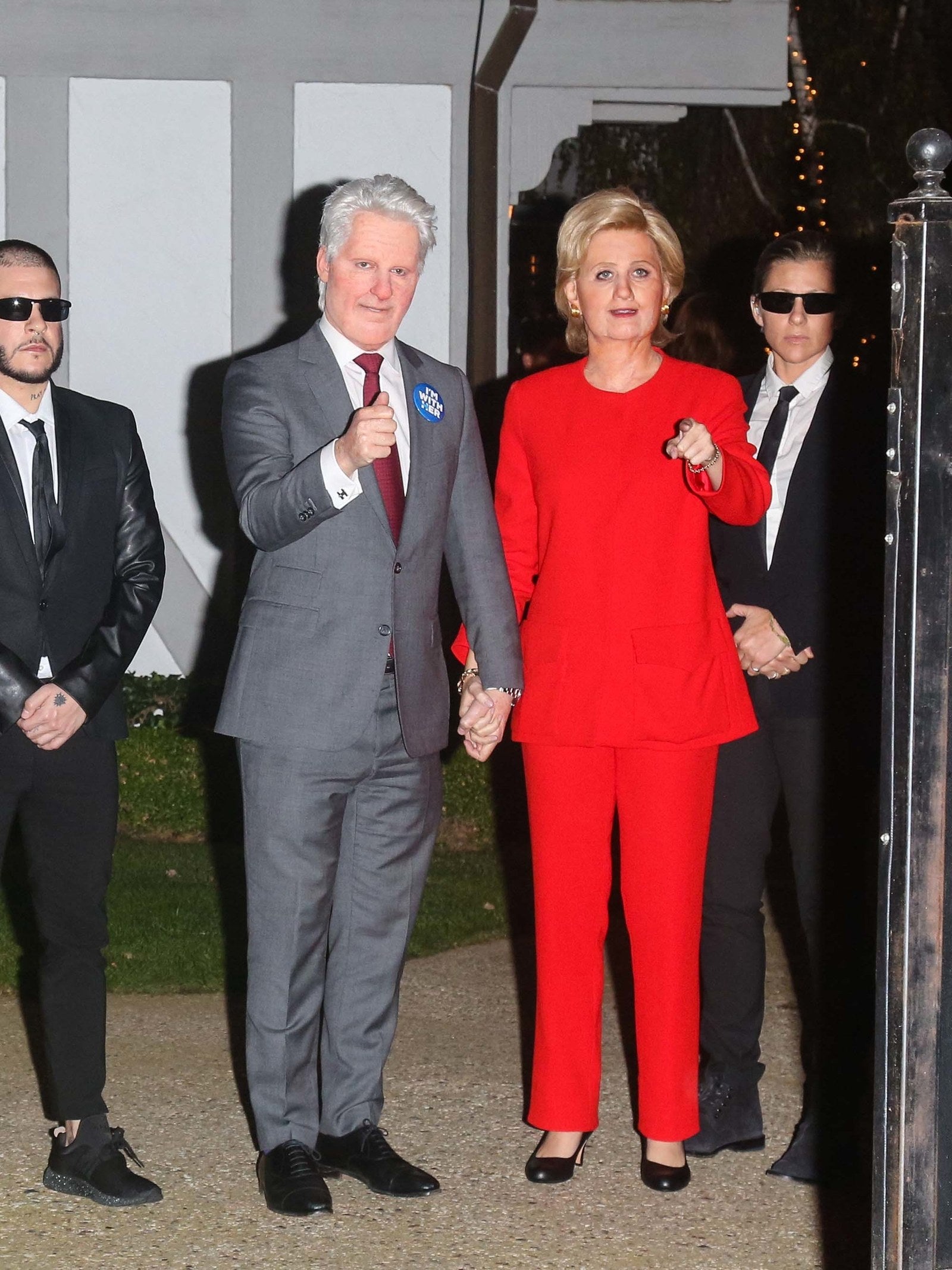 Sí, aunque parezca increíble, la ex-primera dama de la Casa Blanca también es ella. Katy Perry también se transformó en Hillary Clinton junto a su acompañante, que se caracterizó como el ex-presidente de Estados Unidos.