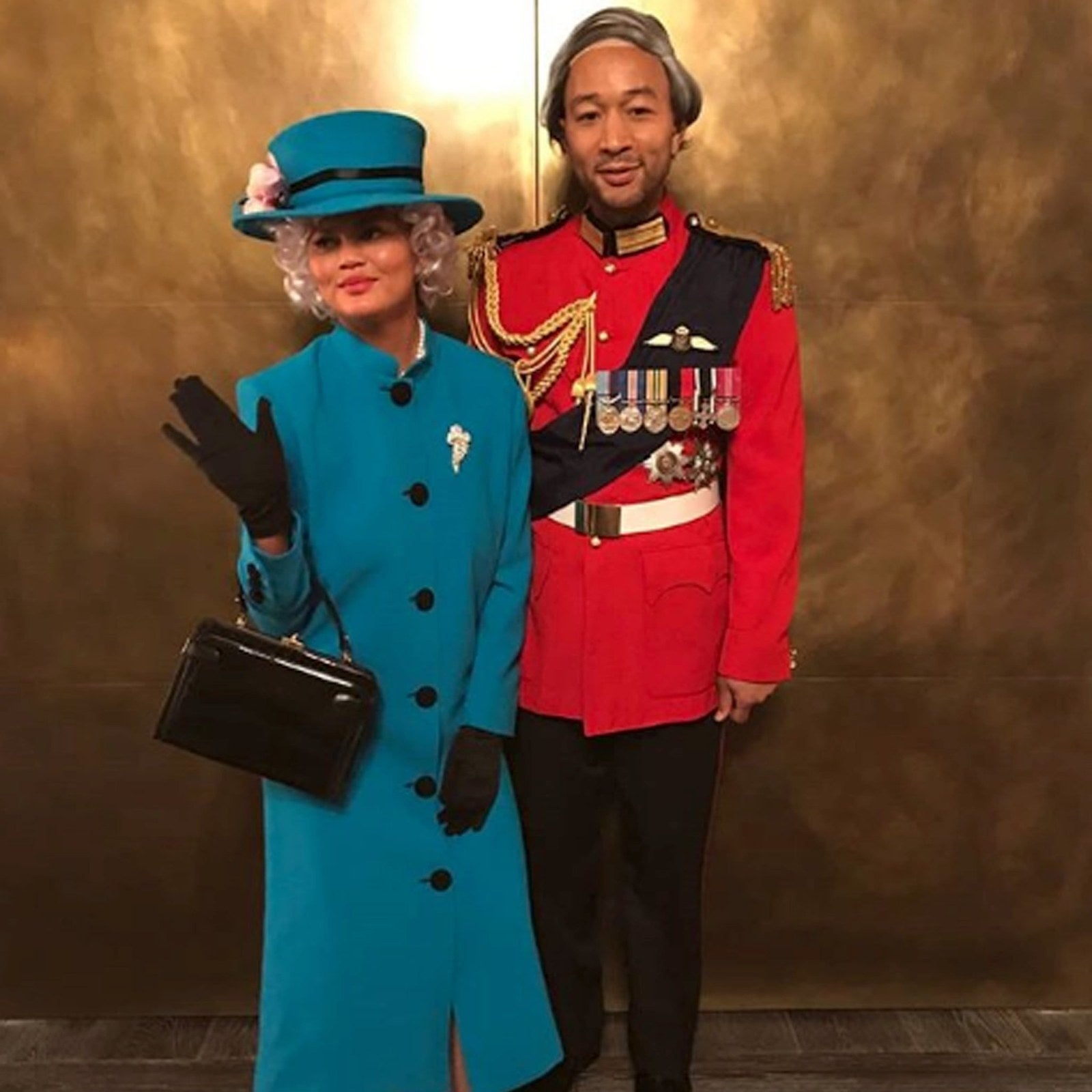 John Legend y Chrissy Teigen le pusieron humor al asunto caracterizándose como la reina de Inglaterra y su marido.