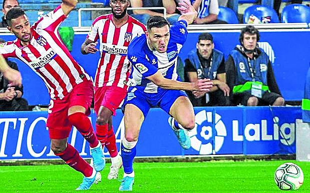 Lucas se va de un defensa en la jugada del gol.