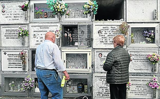 Narciso Murgoitio y María Dolores Larrauri descubrieron ayer el robo.