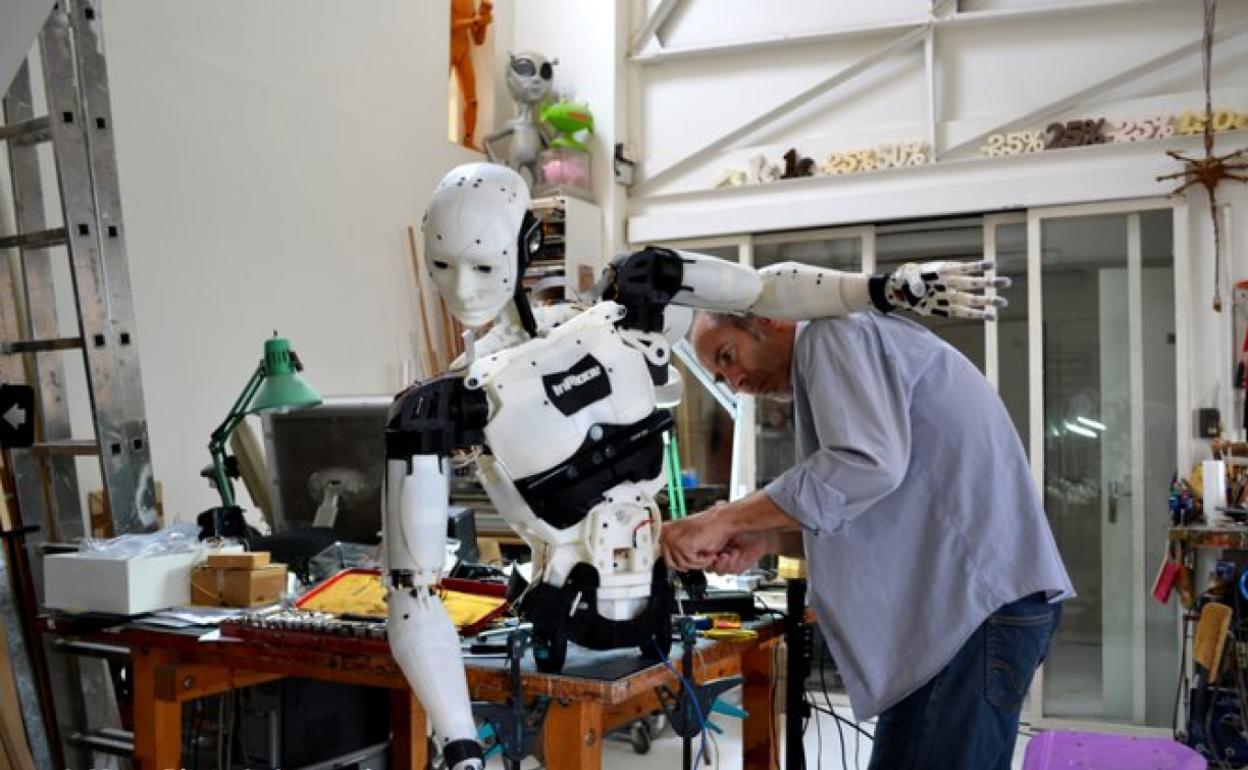 Un robot humanoide la feria futurista de | Correo