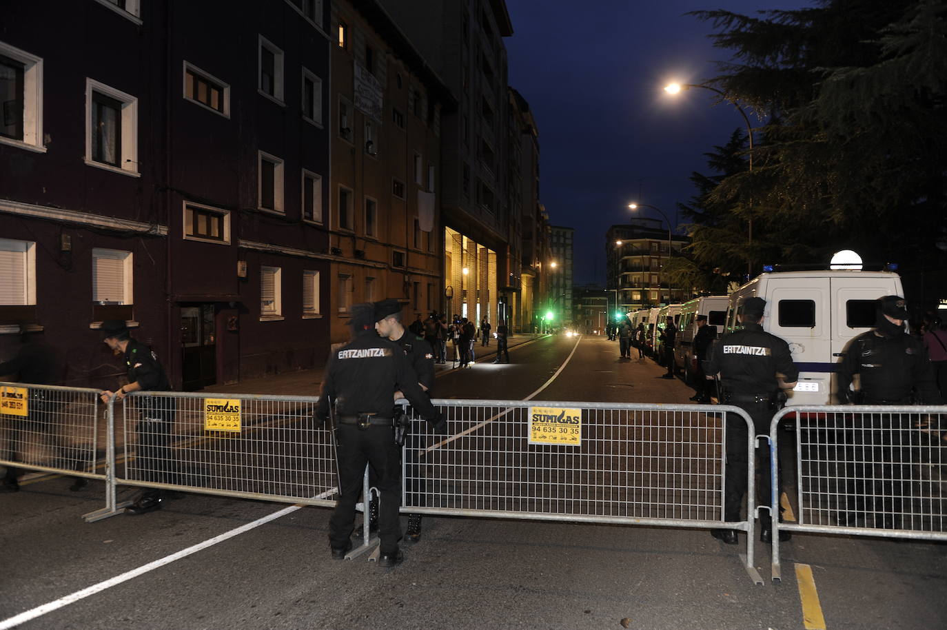 Fotos: Amplio despliegue policial en los alrededores del bloque de los &#039;okupas&#039; de Santurtzi
