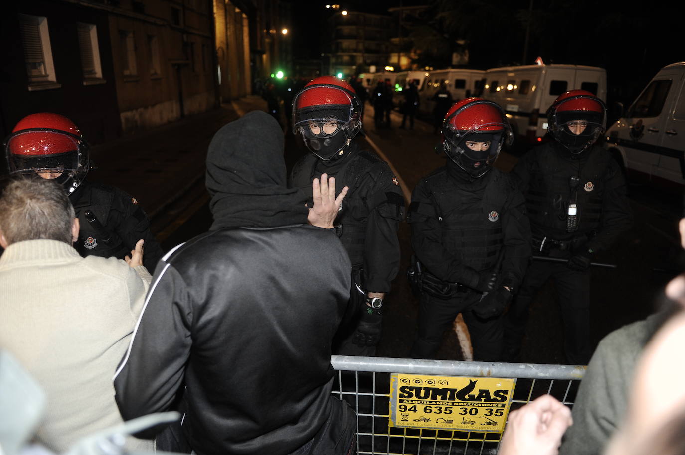 Fotos: Amplio despliegue policial en los alrededores del bloque de los &#039;okupas&#039; de Santurtzi