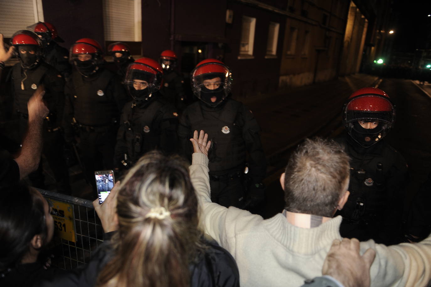 Fotos: Amplio despliegue policial en los alrededores del bloque de los &#039;okupas&#039; de Santurtzi