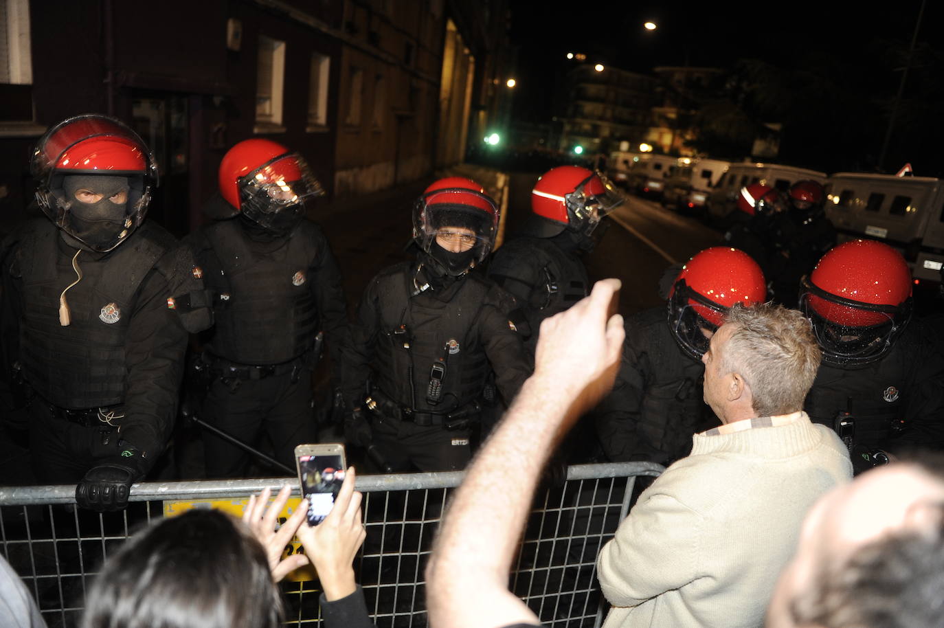 Fotos: Amplio despliegue policial en los alrededores del bloque de los &#039;okupas&#039; de Santurtzi