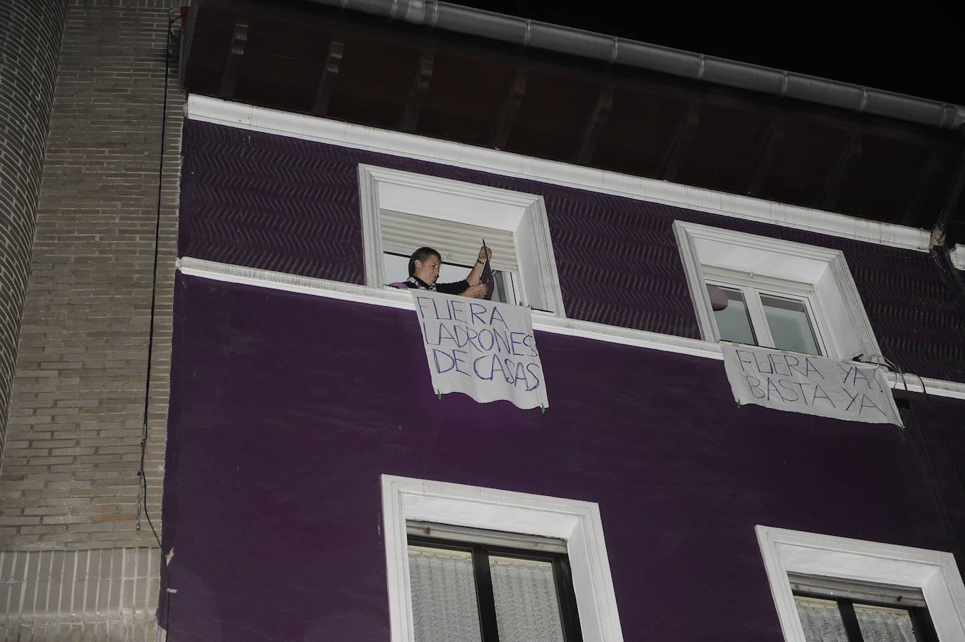 Fotos: Amplio despliegue policial en los alrededores del bloque de los &#039;okupas&#039; de Santurtzi