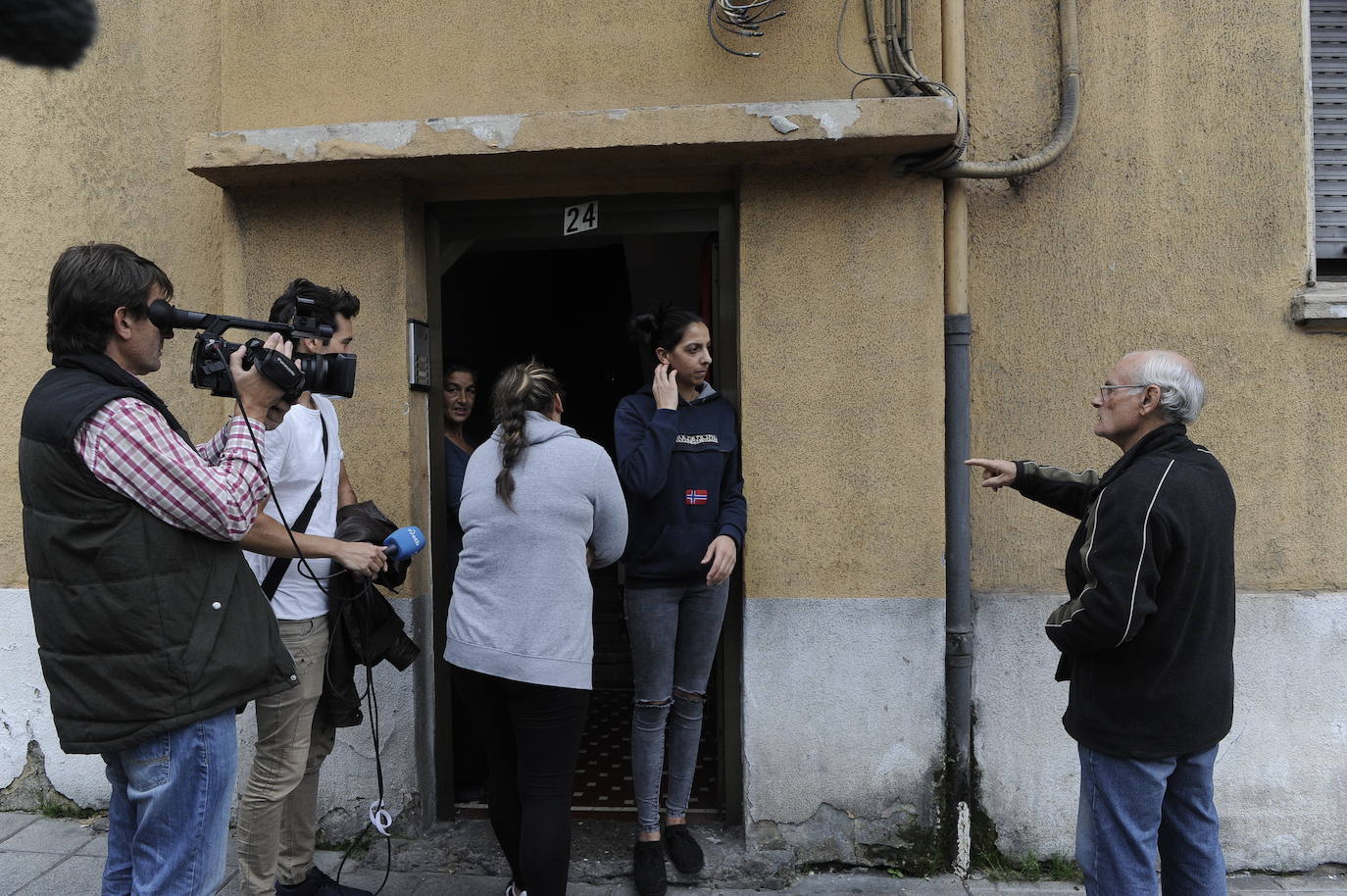 Fotos: Amplio despliegue policial en los alrededores del bloque de los &#039;okupas&#039; de Santurtzi