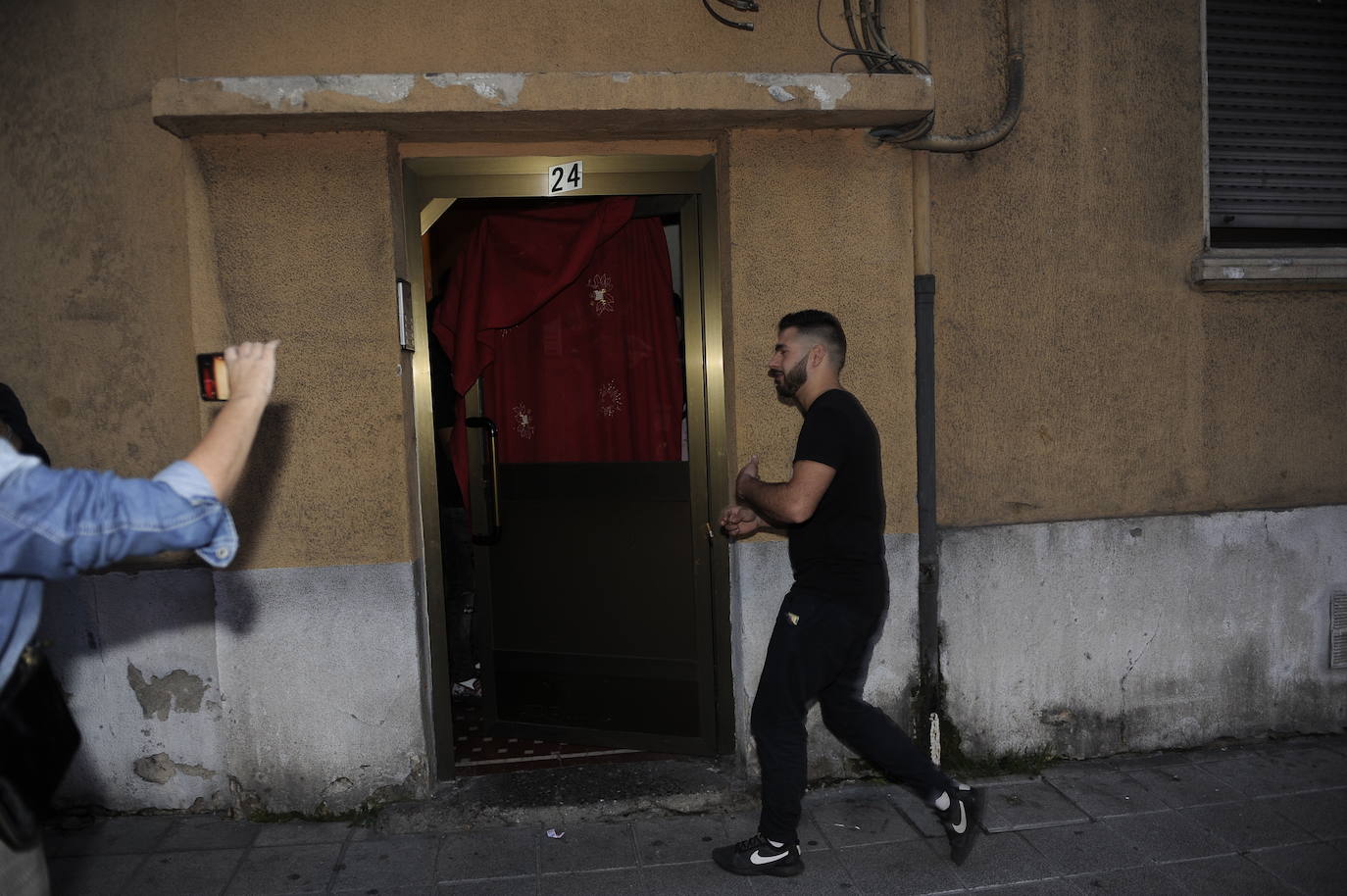 Fotos: Amplio despliegue policial en los alrededores del bloque de los &#039;okupas&#039; de Santurtzi
