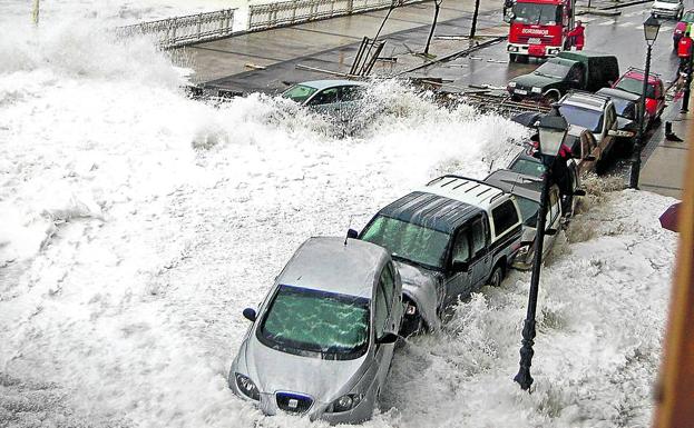 Las olas invaden el Paseo Nuevo de San Sebastián durante un temporal.