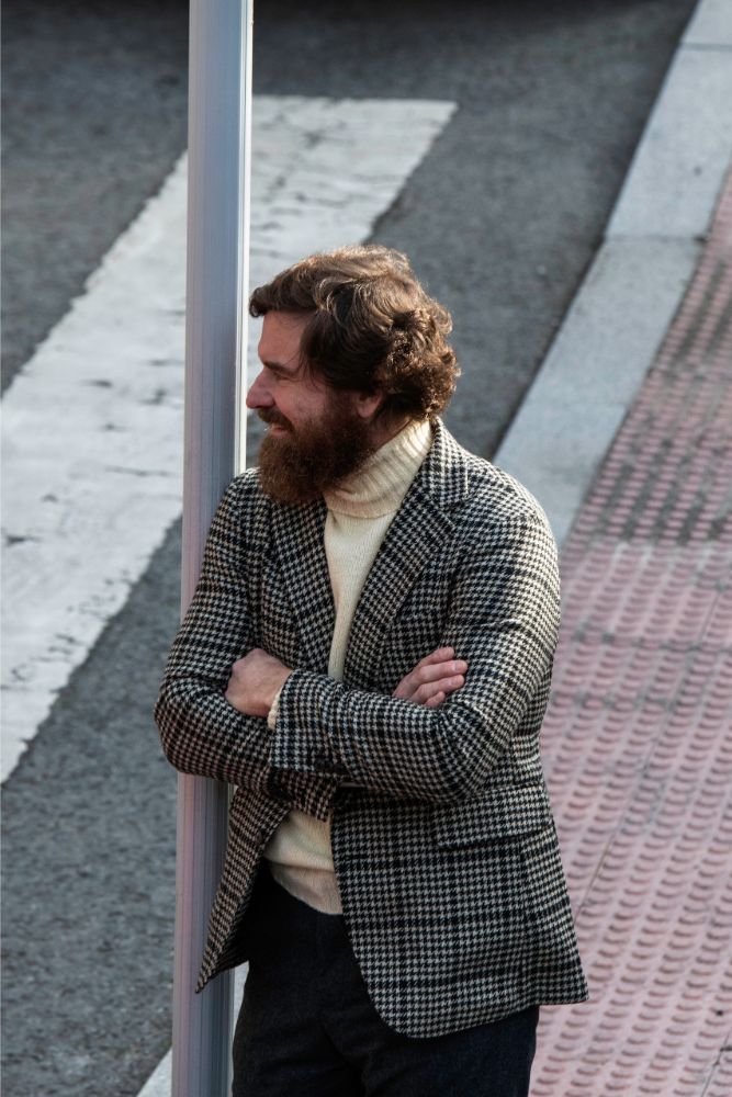 MAN 1924 es una firma de moda masculina capitaneada por Carlos Castillo. Se encuentra en la calle Ercilla 21 y reivindica la sastrería de calidad. En la imagen, Jorge Navares, otro de los socios fundadores junto con su hermana, Olga.