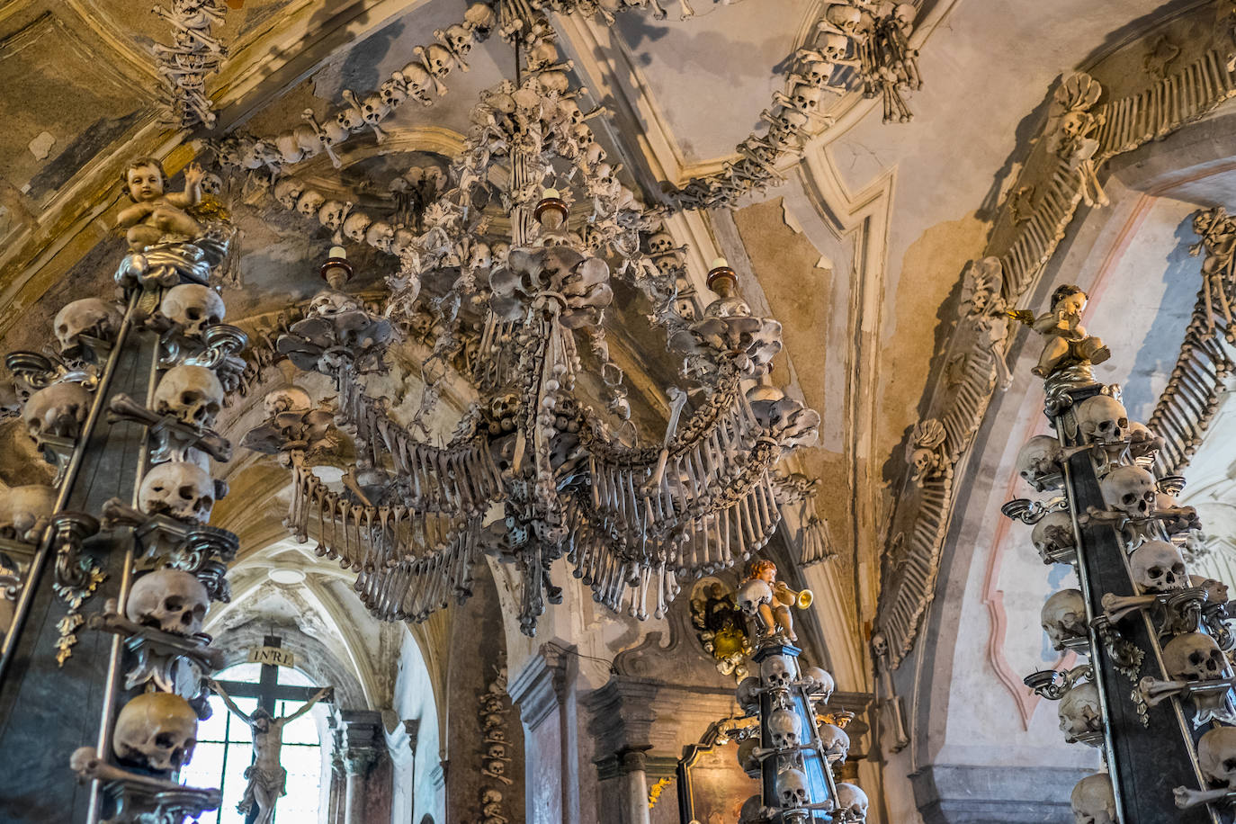 8. Osario de Sedlec (República Checa) | Es una pequeña capilla católica situada bajo la iglesia del Cementerio de Todos los Santos, en Sedlec, un suburbio de Kutná Hora, en la República Checa. El osario contiene aproximadamente 40.000 esqueletos humanos, colocados artísticamente para formar la decoración y el mobiliario de la capilla.