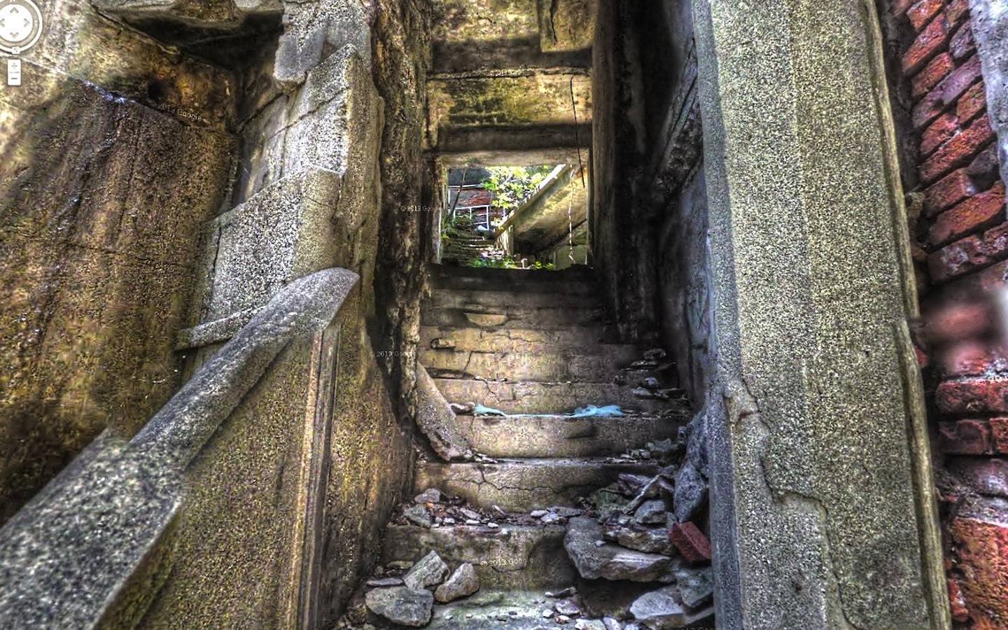 5. Isla Hashima (Japón) | En plena II Guerra Mundial, alrededor de 1941, la isla estaba generando cerca de 400.000 toneladas de carbón al año. Los responsables quisieron rajar la gallina de los huevos de oro, pero para ello necesitaban mucha y muy barata mano de obra, y la consiguieron secuestrando a cientos de chinos y coreanos y convirtiéndolos en esclavos de las minas. Cerca de 1500 desaparecieron sospechosamente o directamente murieron por malnutrición o accidentes de tipo laboral.