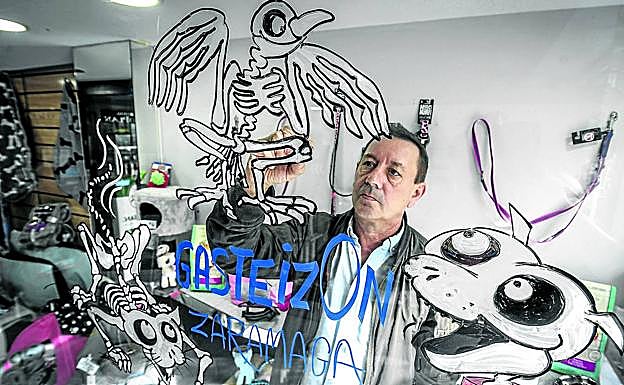 El artista Mintxo Cemillán ha dibujado al simpático 'Huesitos' en los escaparates de treinta establecimientos de Zaramaga.