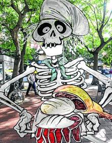 Imagen secundaria 2 - Arriba: Los disfraces más aterradores se dejarán ver esta noche por las calles de Vitoria. Abajo, a la izquierda: En la barra de un bar, de charla con unos 'amigos'. A la derecha: El esqueleto, con pan y jamón en otro comercio.