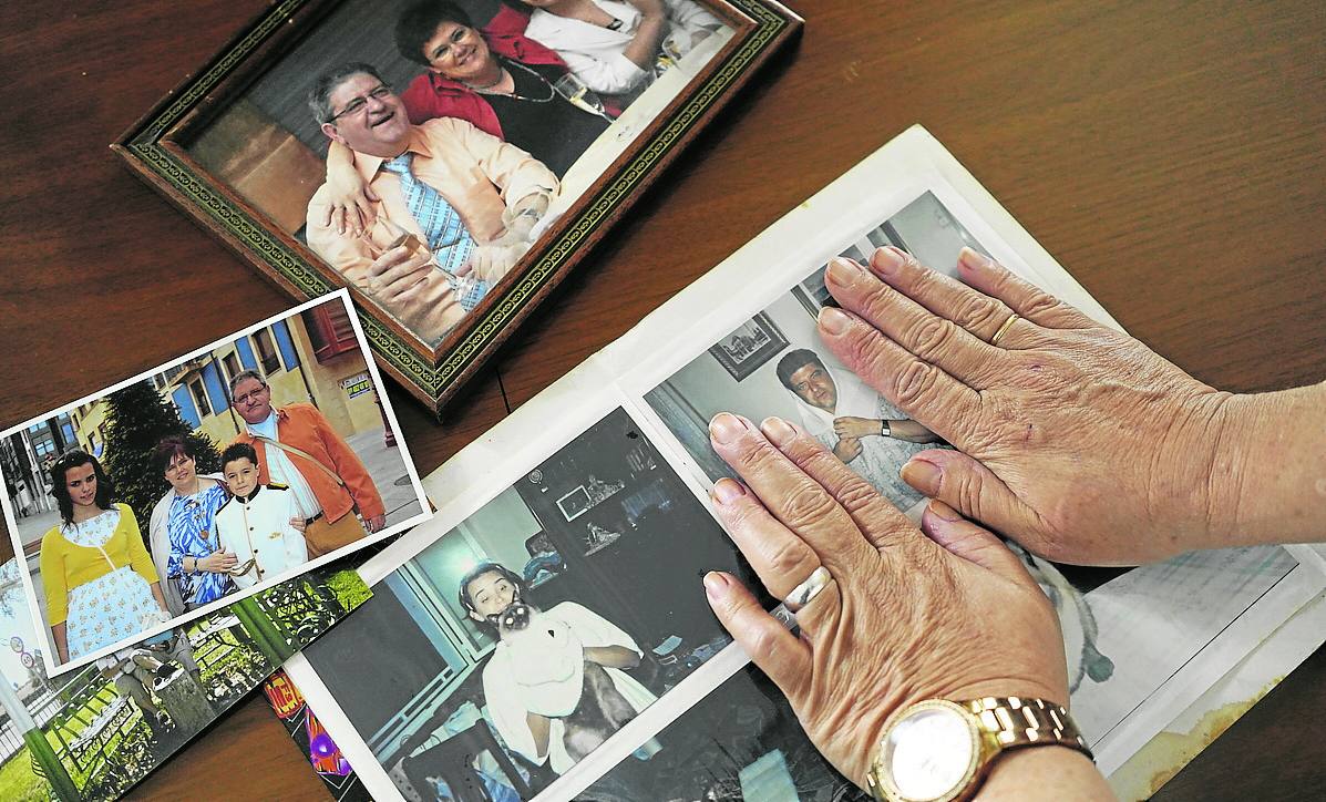 Las manos que cuidaron a Rafa repasan recuerdos de la familia. 