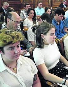 Imagen secundaria 2 - Arriba: Andrés Urrutia, Enrique de Ybarra, Nekane Balluerka, Cristina Uriarte y César Coca, en la entrega de diplomas. Abajo, varios alumnos recién titulados, entre el público y alumnos de la nueva promoción asistieron también al acto.