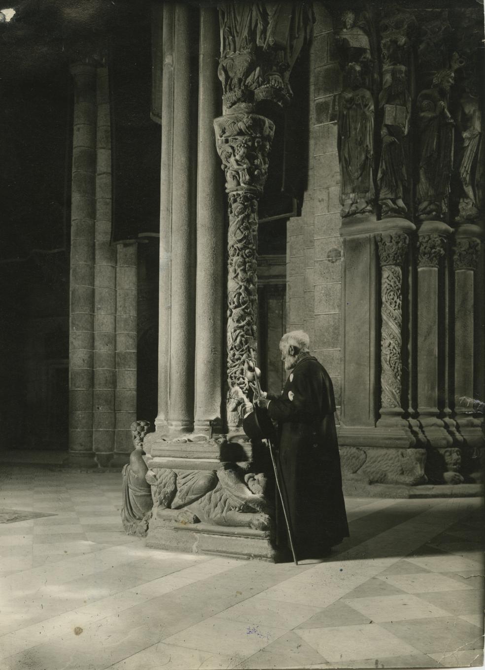 Hermenegildo Maidagán, retratado en la catedral de Santiago en 1926.