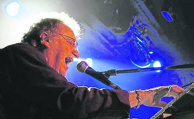 Imagen principal - El DJ GonzaloLosa, en plena sesión. Arriba, el gran músico británico Zoot Money. A la derecha, la discjockey ISB Lester. 