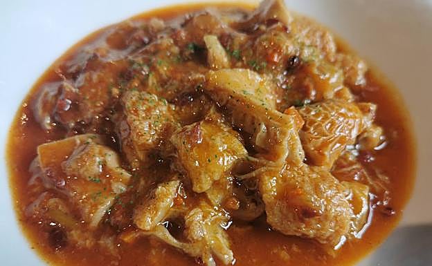 guiso tradicional de callos, patas y morros de ternera de El Molino. 