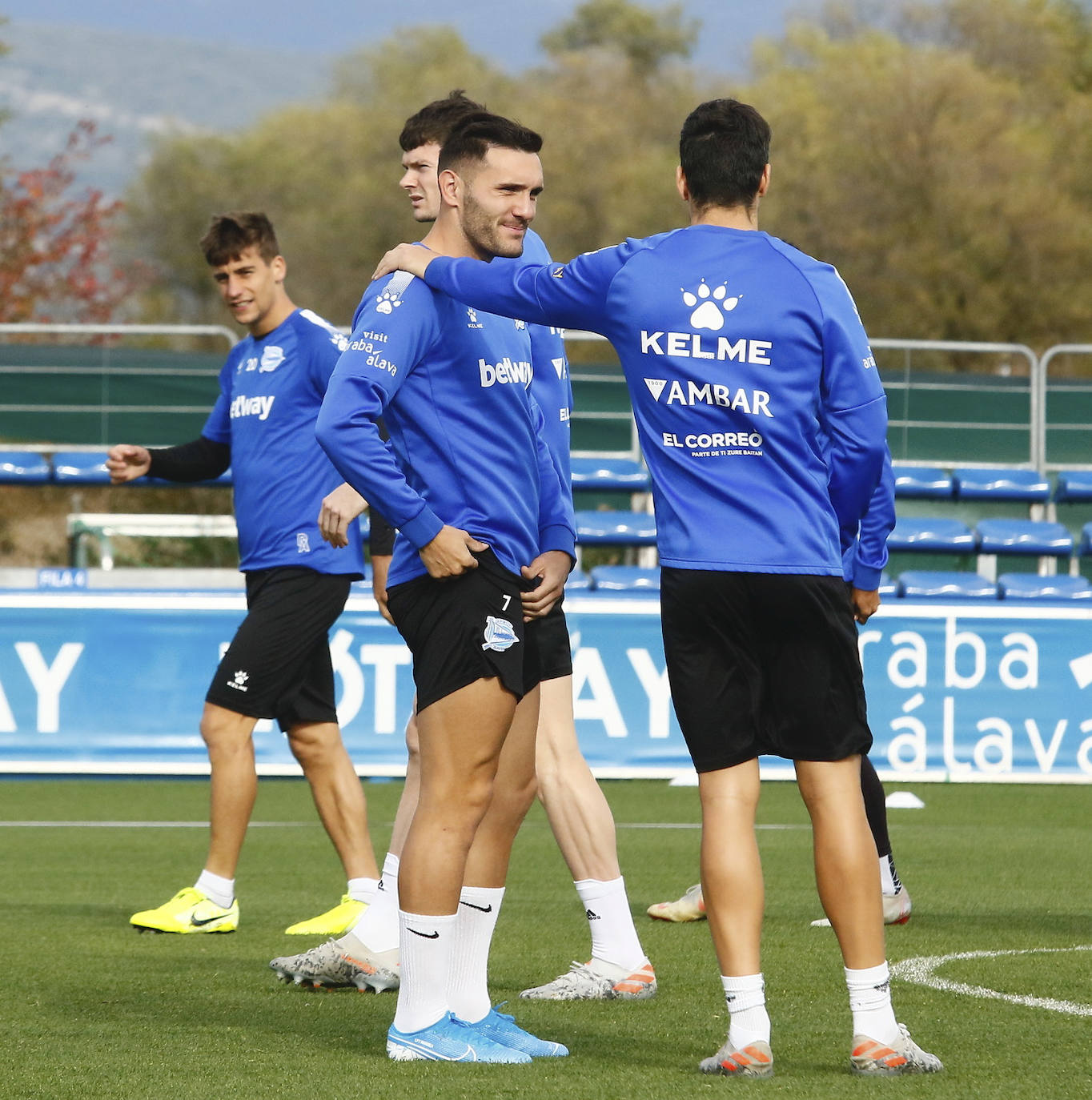 Fotos: El Alavés se prepara para cambiar su dinámica negativa a domicilio en Pamplona