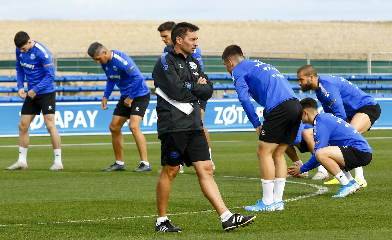 Fotos: El Alavés se prepara para cambiar su dinámica negativa a domicilio en Pamplona