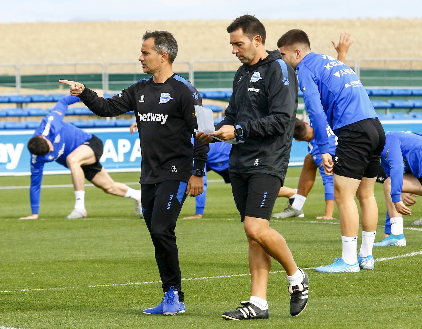 Fotos: El Alavés se prepara para cambiar su dinámica negativa a domicilio en Pamplona