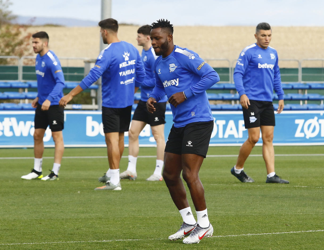 Fotos: El Alavés se prepara para cambiar su dinámica negativa a domicilio en Pamplona