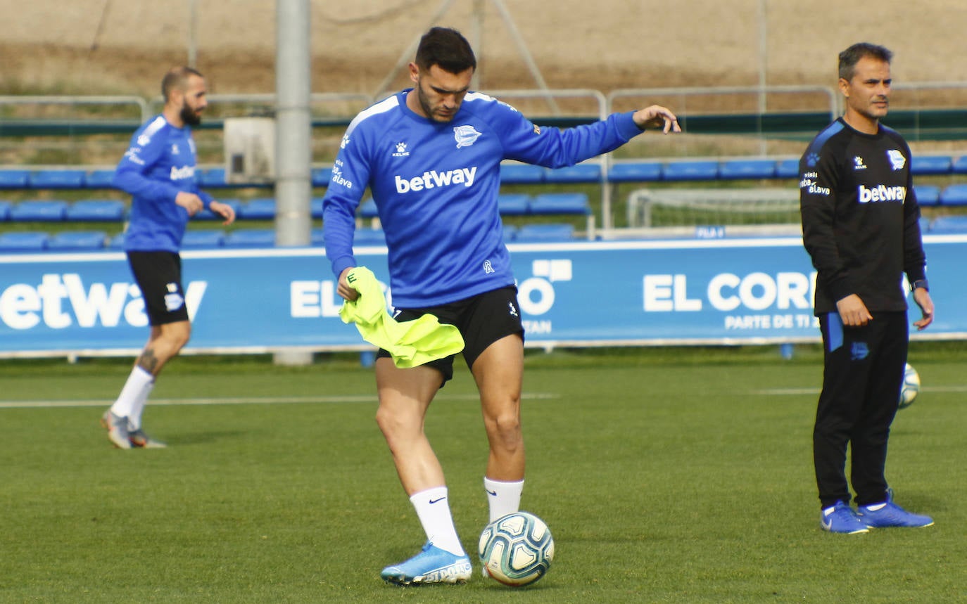 Fotos: El Alavés se prepara para cambiar su dinámica negativa a domicilio en Pamplona