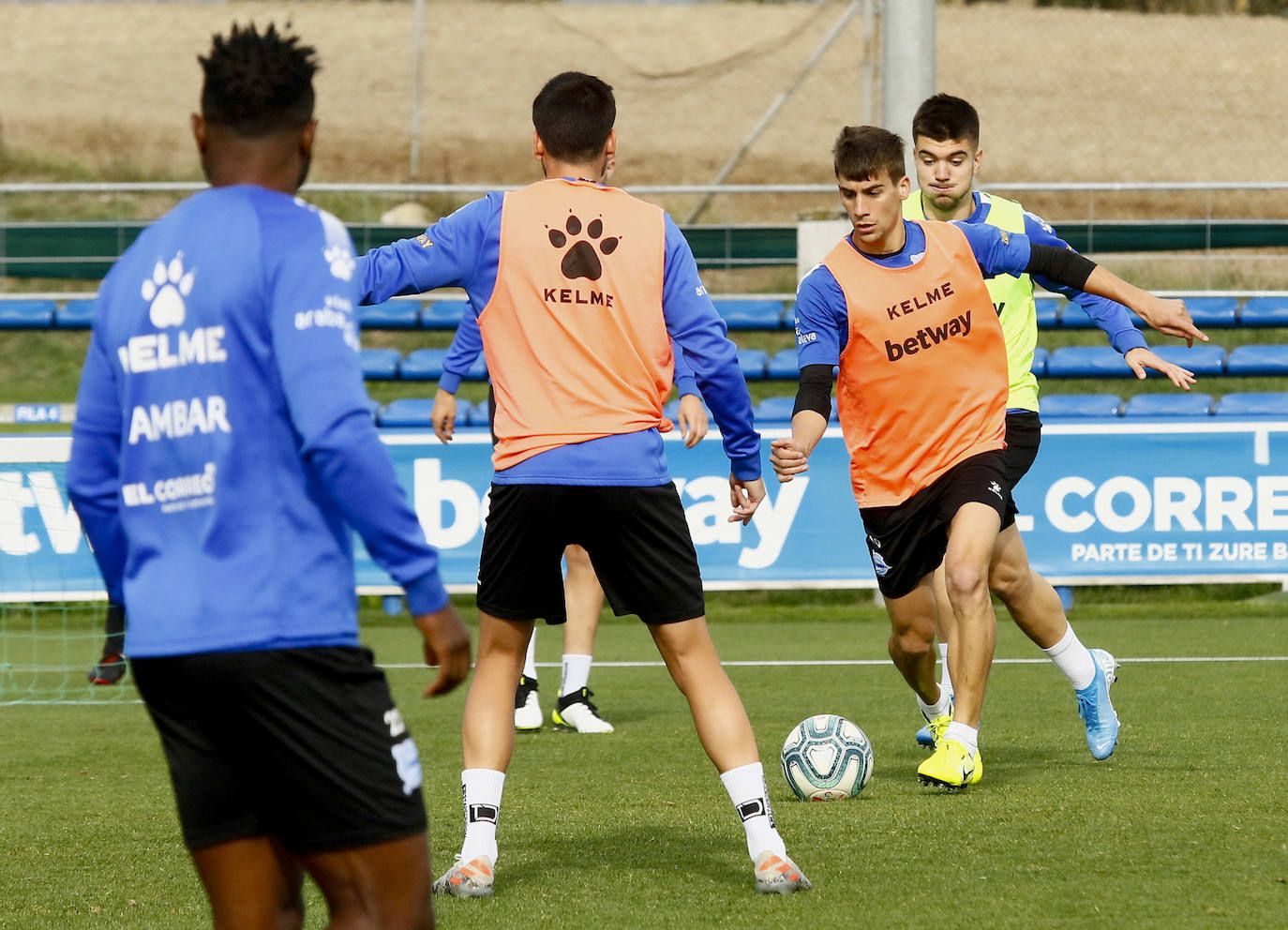 Fotos: El Alavés se prepara para cambiar su dinámica negativa a domicilio en Pamplona