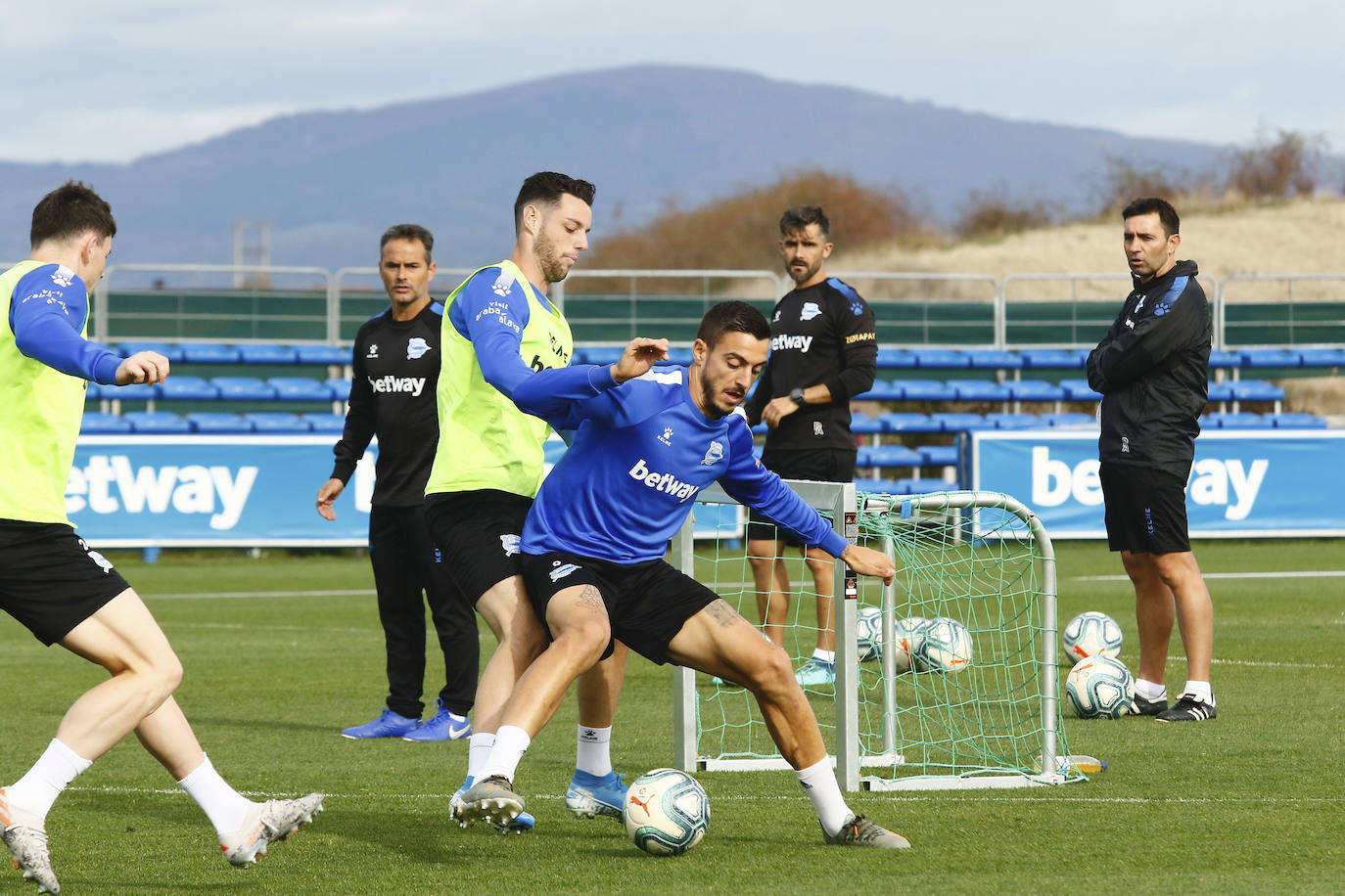 Fotos: El Alavés se prepara para cambiar su dinámica negativa a domicilio en Pamplona