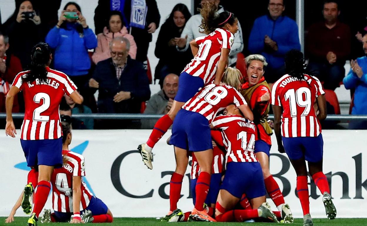 Las jugadoras del Atlético de Madrid celebran la victoria ante el City.