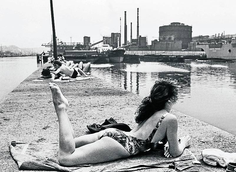 Un paraíso posible. Al sol en uno de los espigones de La Iberia, en Sestao, frente a Altos Hornos.