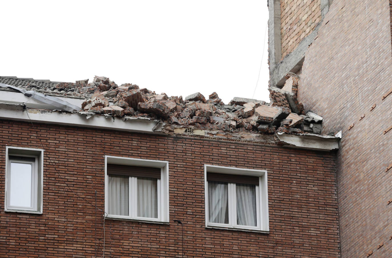 Las rachas de viento provocaron el derrumbe de parte de la fachada de un rascacielos en Deusto.