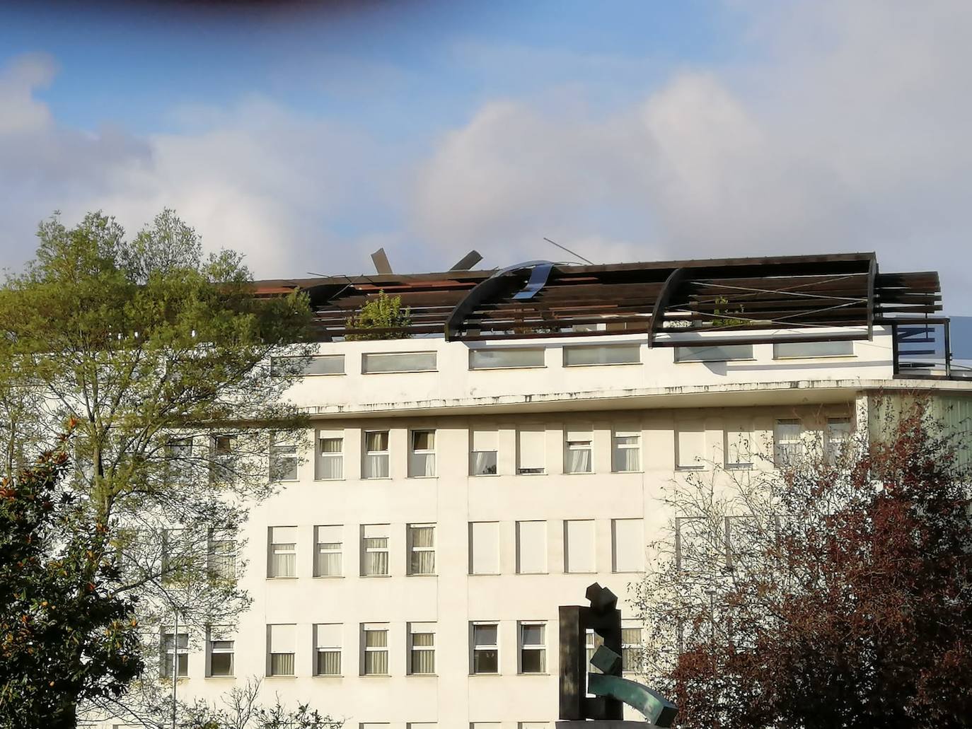 Daños en la cubierta de la residencia Sanitas en el barrio San Vicente, en Barakaldo.