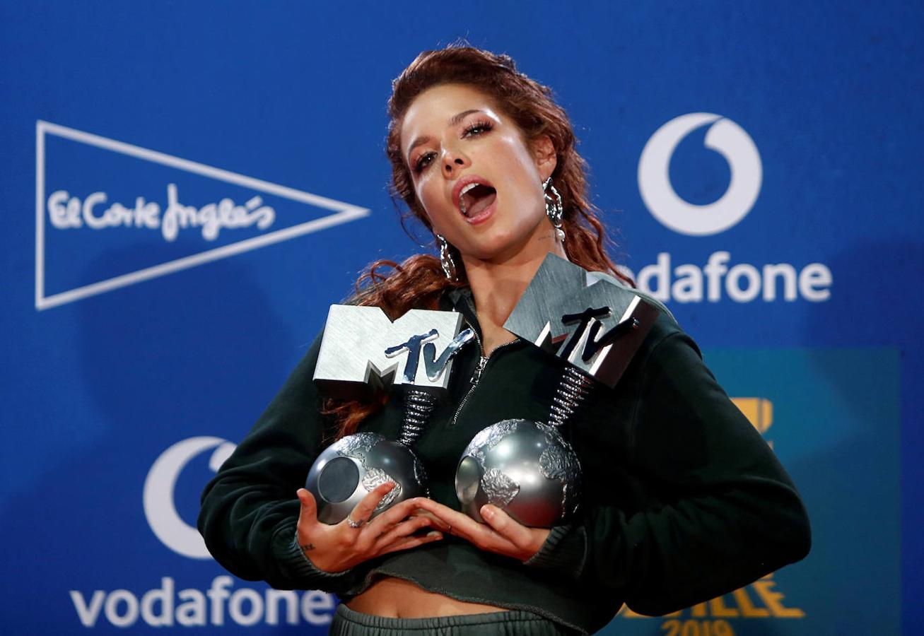 La cantante Hasley con sus premios.