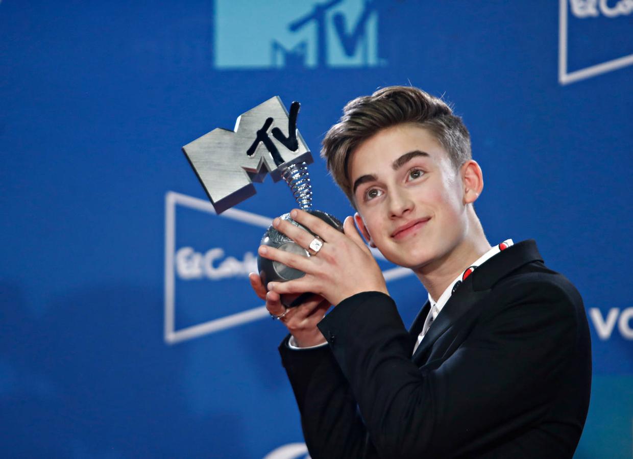 El cantante Johnny Orlando con su premio.