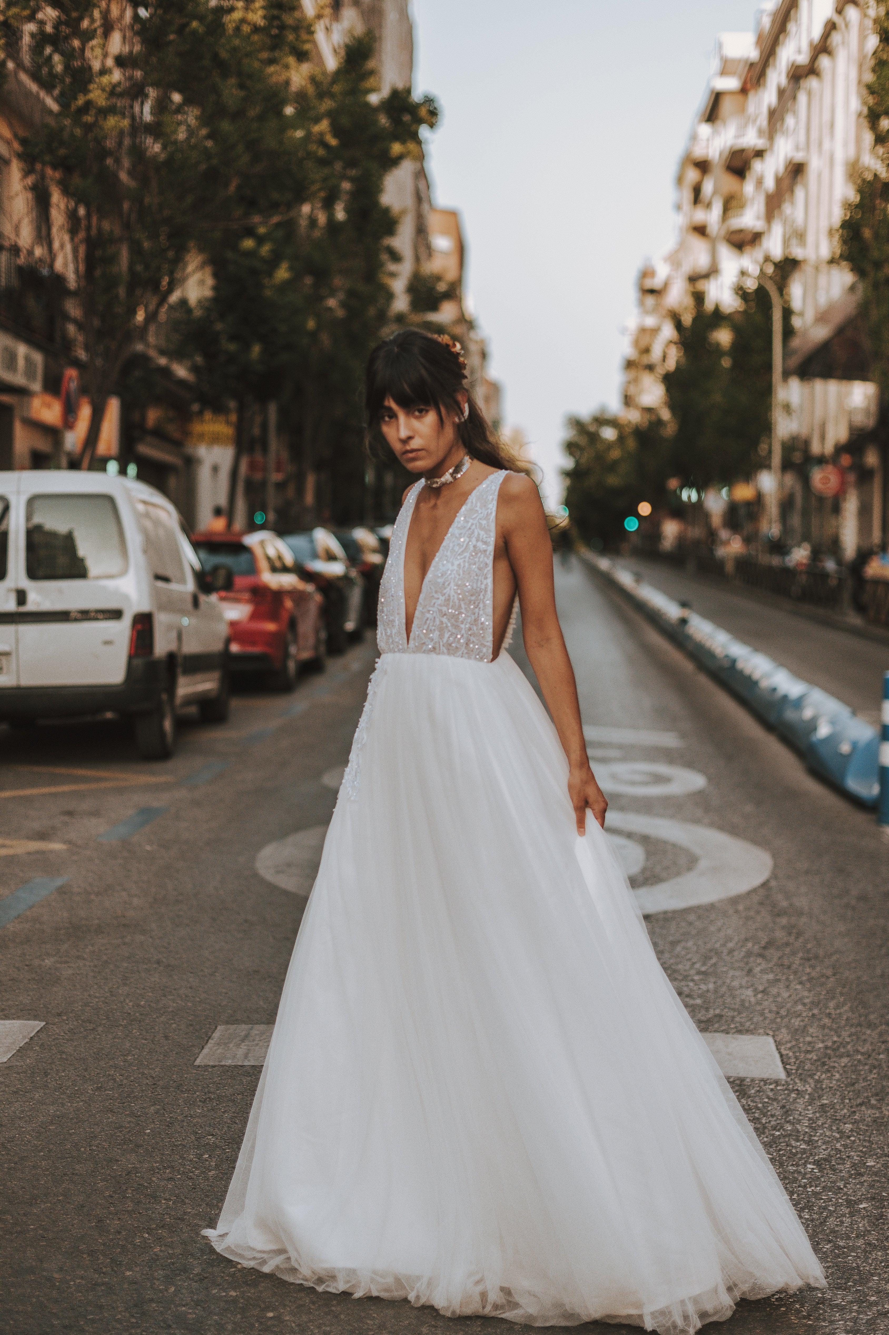 A los 20: diseños cómodos y con toques atrevidos como este vestido de Lunè Couture, con falda vaporosa y pronunciado escote