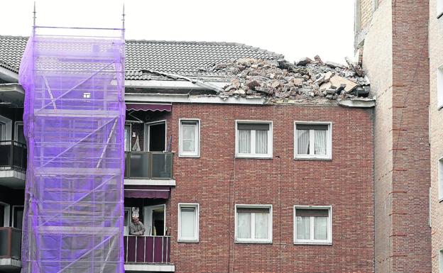 Las huellas del temporal. El tejado de una casa en Deusto, en la imagen principal, quedó seriamente dañado como consecuencia de los fuertes vientos.