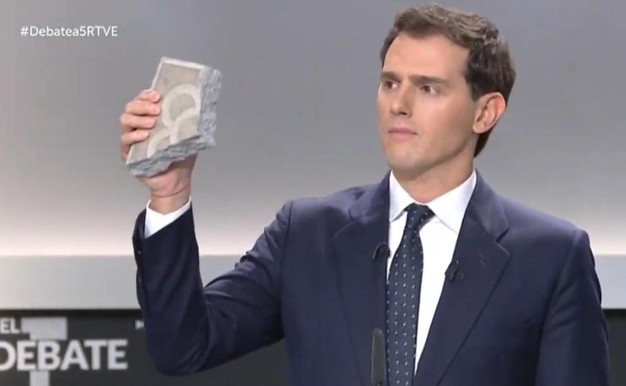 Rivera muestra un trozo de una baldosa de Barcelona. 