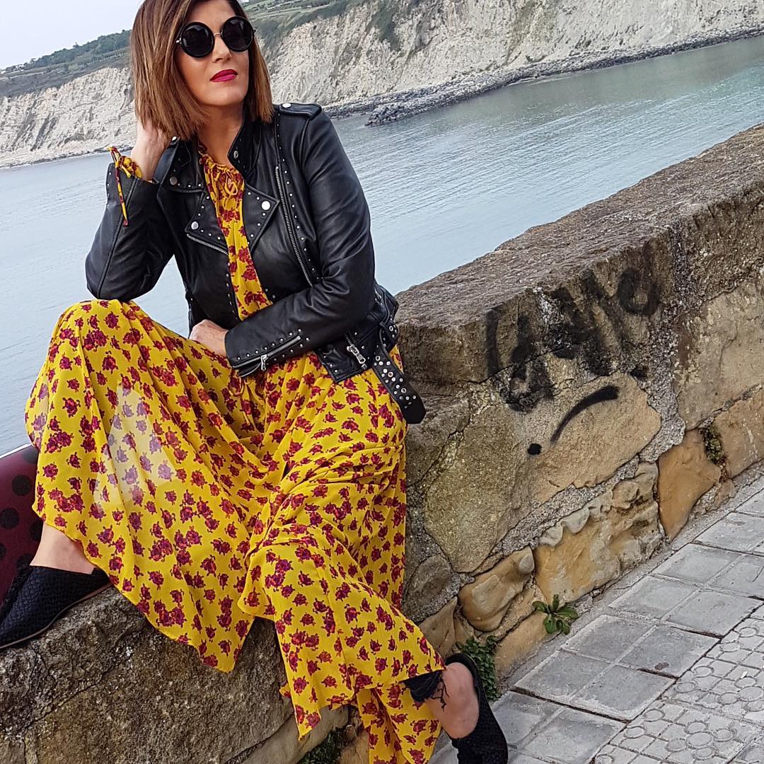 De nuevo Mango y, de nuevo, un vestido largo de espíritu bohemio. En este caso, fluido y con estampado en contraste. Mientras Carmen lo combina con mules, cinturón y bolso de rafia, Laura lo lleva a su vertiente tejana con un sombrero y unos botines cowboy.