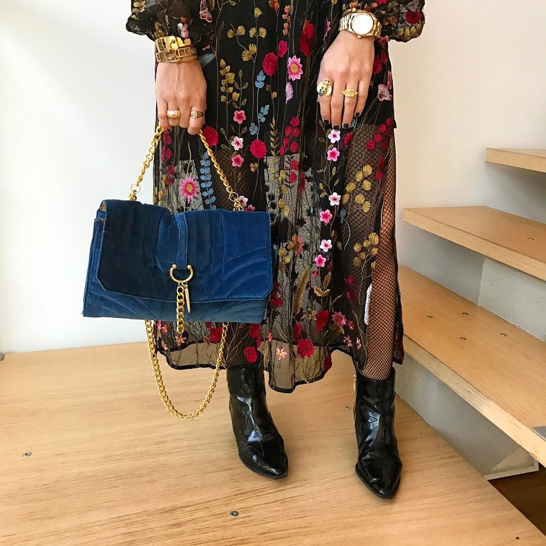 Porque los estampados discretos no son lo suyo, aquí tenemos a uno de los vestidos revelación que sacó Zara hace varias temporadas. Se trata de una túnica semitransparente con bordados de flores multicolor que ambas 'influencers' combinaron de forma muy diferente. Carmen, de nuevo, eligió el juego de superposiciones gracias a un vaquero y unas medias de rejilla. Laura, por su parte, le añadió un toque muy femenino con unas sandalias granates y un bolso de mano.