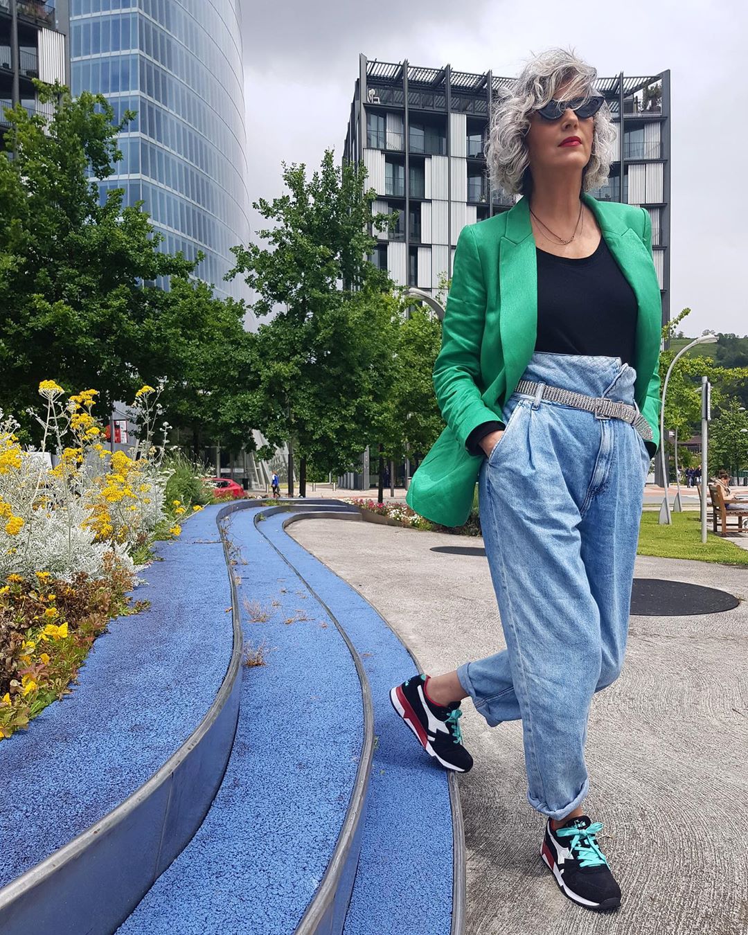 A medio camino entre los 'slouchy' y los 'mom-jeans' tenemos este tipo de aqueros holgados y de cintura altísima por el que han apostado Carmen y Laura. Mientras la primera lo combina con americana verde y zapatillas, la segunda lo hace con una veraniega blusa de lunares y unas sandalias de tacón 'midi'.