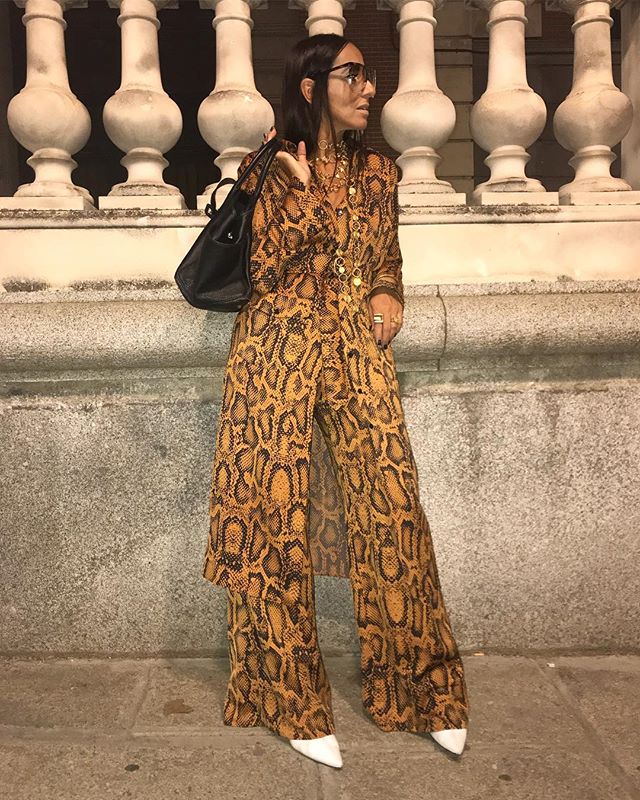 Como dos gotas de agua. Ni Carmen ni Laura se pudieron resistir a este 'total look' de Zara con estampado animal en tonos tierra. Se trata de un conjunto que podría definir muy bien la esencia de ambas 'influencers', ya que es una mezcla de superposiciones, hechuras holgadas y 'prints' potentes como el que vemos en la imagen. Mientras Laura lo combina con unas sandalias a juego con el resto del estilismo, Carmen apuesta de nuevo por sacar el lado más cómodo hasta a el conjunto más sofisticado.